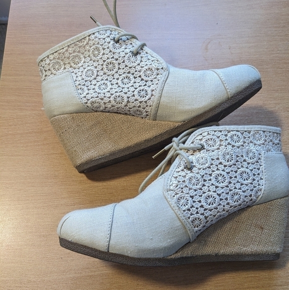 Bob's from sketchers espadrilles booties. Size 9. In like new condition. - Picture 6 of 7